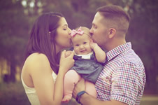 Rodina dává pusu novorozenci