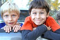 Obrázek dvou kluků — pojištění pro děti